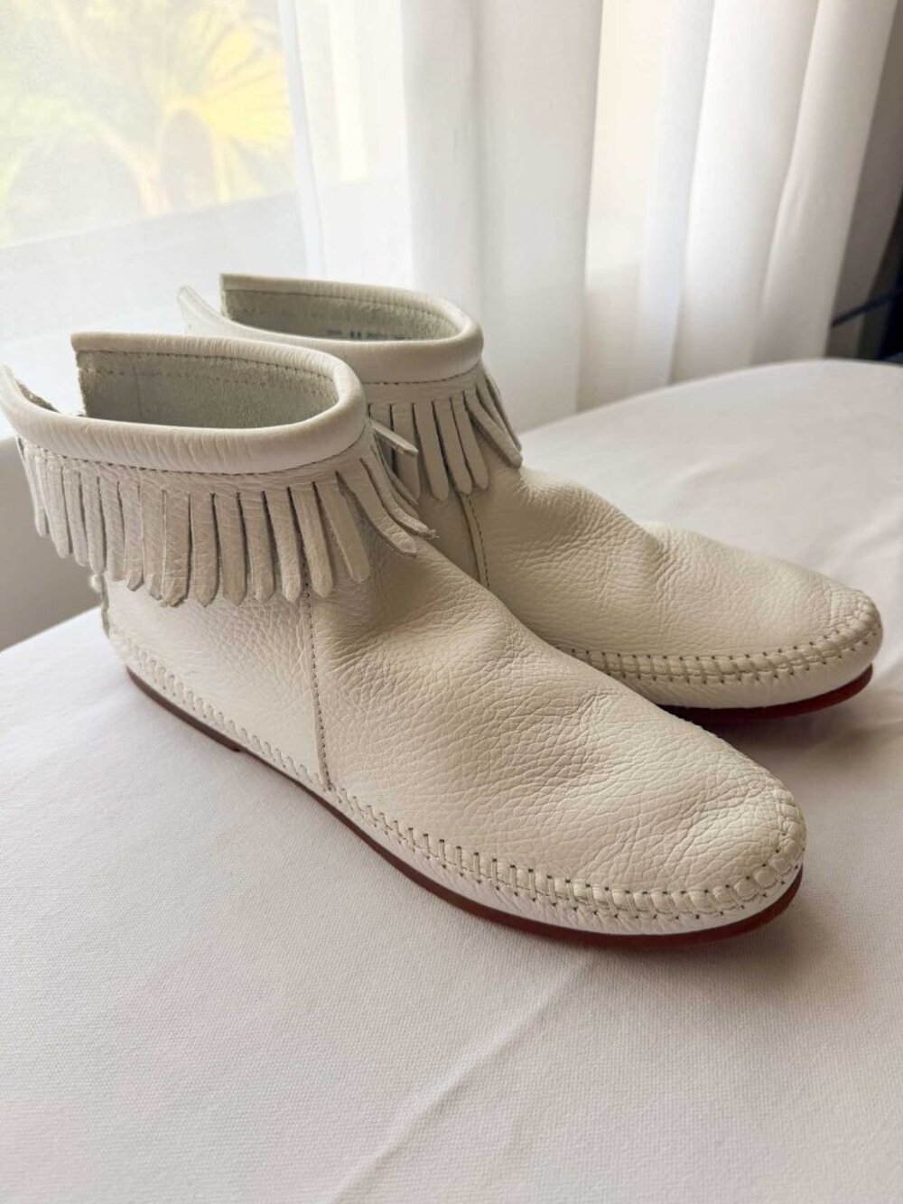 Minnetonka White Leather Fringe Boots Size 8.5, New